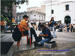 Mujer lustrabotas, hitorias de Medellin, como es medellín, por dentro, trabajadores informales, fotos,fotografias, imagen imagenes, dibujos, vistas, prestamistas, parque Berrío,
gaminnes, comercio informal