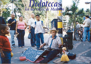 Musico a dedo, acetato sonoro, cono de papel, muequita bailarina. regoger monedadas, curiosos, transeuntes ocacionales,  como es medelln, por dentro, trabajadores informales, fotos, 
fotografias, imagen,  imagenes,  dibujos, vistas,  prestamistas, parque Berro,  gaminnes, comercio informal